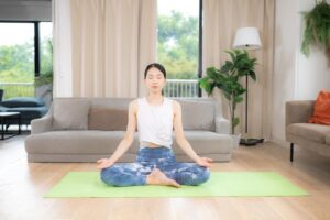 姿勢を整えるヨガのようす